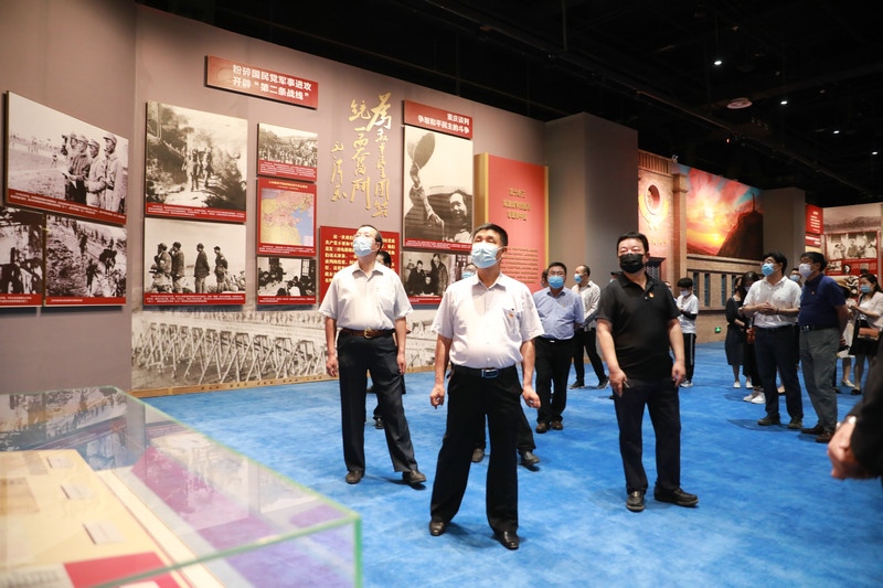 [組圖]內(nèi)蒙古出版集團黨委組織黨員干部參觀“不忘初心 牢記使命——中國共產(chǎn)黨歷史展覽”