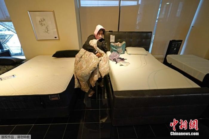 當?shù)貢r間2月17日，美國得州的一家畫廊兼家具店內(nèi)，大批民眾來此避寒取暖，其中不乏一些人帶著被子來過夜。美國近日遭遇極寒天氣侵襲，多地氣溫創(chuàng)近年新低，其中得州災(zāi)情最嚴重，暴風雪導致電網(wǎng)在酷寒中癱瘓，約400萬居民家中長時間停電。美國國家氣象局表示，得州休斯敦等地的氣溫甚至比靠近北極圈的阿拉斯加還要低。