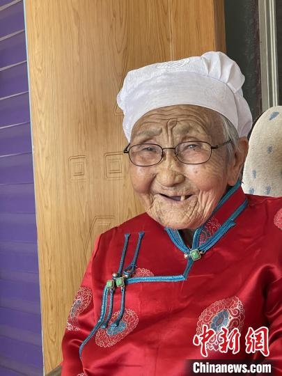 薩仁托婭拍攝的“草原母親”?！∷_仁托婭供圖