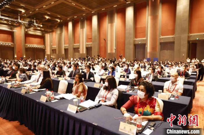 500余名專家學者、嘉賓代表以線上線下方式參加開幕式?！∈⒓样i 攝