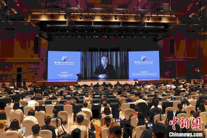 中國工程院院士、“人民英雄”國家榮譽稱號獲得者張伯禮通過視頻發(fā)表主旨演講?！∈⒓样i 攝