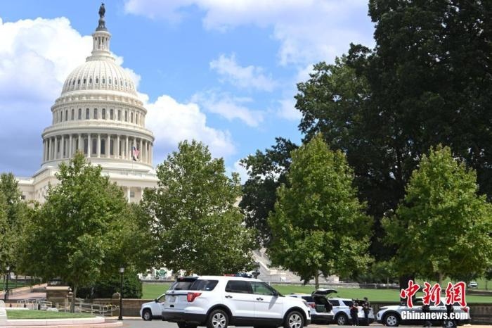 當(dāng)?shù)貢r(shí)間8月19日，一名男子駕駛黑色皮卡至國會(huì)圖書館前，并聲稱車上有炸彈。該事件導(dǎo)致美國國會(huì)大廈周邊街道封鎖，警方還疏散了周邊國會(huì)辦公樓和聯(lián)邦最高法院里的工作人員。圖為警方在美國會(huì)大廈西側(cè)廣場警戒。 <a target='_blank' href='http://www.chinanews.com/'>中新社</a>記者 陳孟統(tǒng) 攝