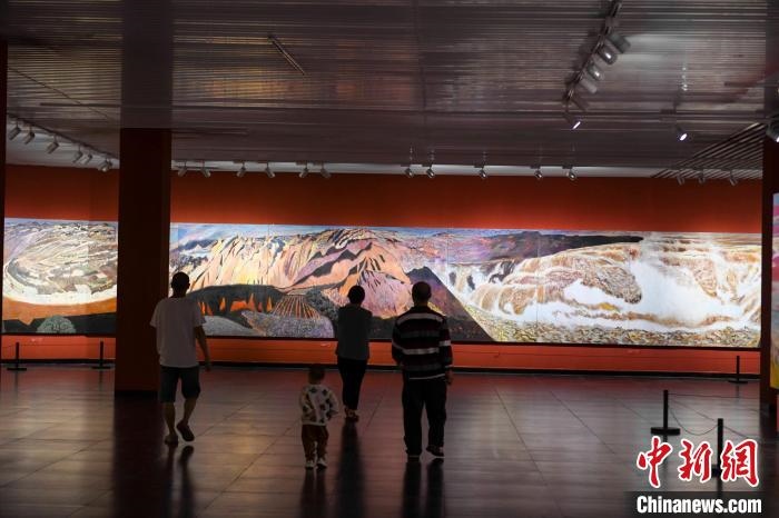 162米巨幅油畫長卷《黃河》吸引市民駐足觀看?！钊A峰 攝