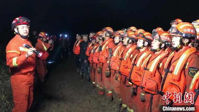 平遙縣消防救援大隊(duì)大隊(duì)長龔宇作總攻發(fā)起前的動員?！￠Z旭輝 攝