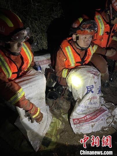 短暫修整期間，消防員脫掉鞋襪，用編織袋套住腿腳保暖?！￠Z旭輝 攝