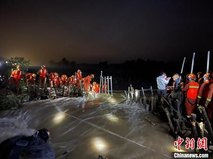 消防員分成左右兩路，同時(shí)發(fā)起決口封堵總攻?！￠Z旭輝 攝