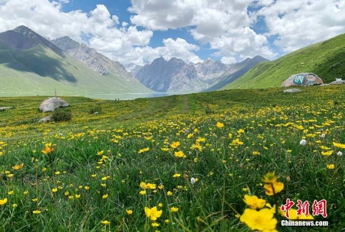 位于青海省果洛藏族自治州久治縣的年保玉則意為“神圣不可侵犯的地方”，山形如蓮花，總面積3469平方公里，保存有冰蝕地貌、冰磧地貌、現(xiàn)代冰川等地質(zhì)遺跡，有“天神后花園”之稱(chēng)。
<a target='_blank' href='http://www.chinanews.com/'>中新社</a>記者 孫睿 攝