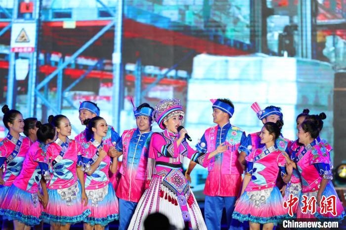 專場晚會上的民族歌舞表演。　喬長嬌 攝