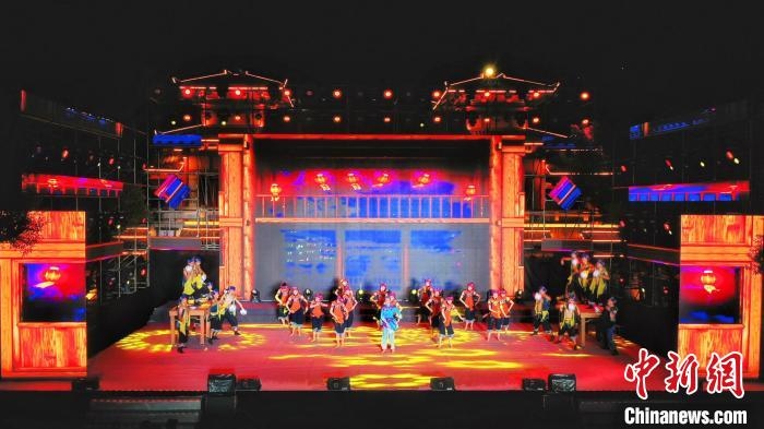 2021昭君文化旅游活動專場晚會現(xiàn)場?！≈苄橇?攝