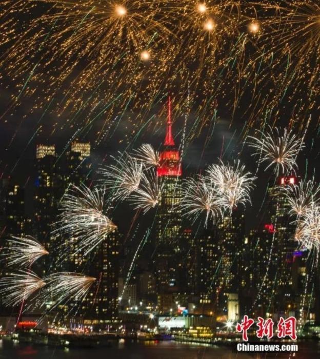 　　2018年，中國駐紐約總領(lǐng)事館前的哈德遜河上空燃放起焰火，慶祝中國狗年春節(jié)。