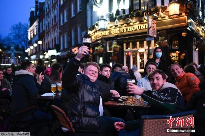 當(dāng)?shù)貢r(shí)間2021年4月12日，英國(guó)進(jìn)入放松疫情封鎖措施的第二階段。商鋪、理發(fā)店、健身房等被允許重新開(kāi)張，酒吧和餐館也可以在室外營(yíng)業(yè)。據(jù)悉，酒吧解封的第一晚，倫敦大批民眾在市中心喝酒跳舞，場(chǎng)面宛如狂歡節(jié)。