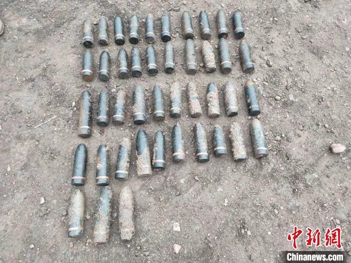 圖為發(fā)現(xiàn)的遺留炮彈?！√厝崭駱?攝