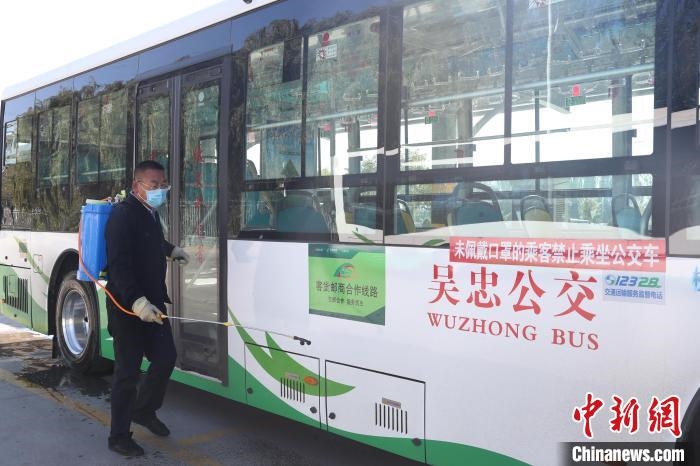 工作人員正在對公交車進行消殺。　于晶 攝