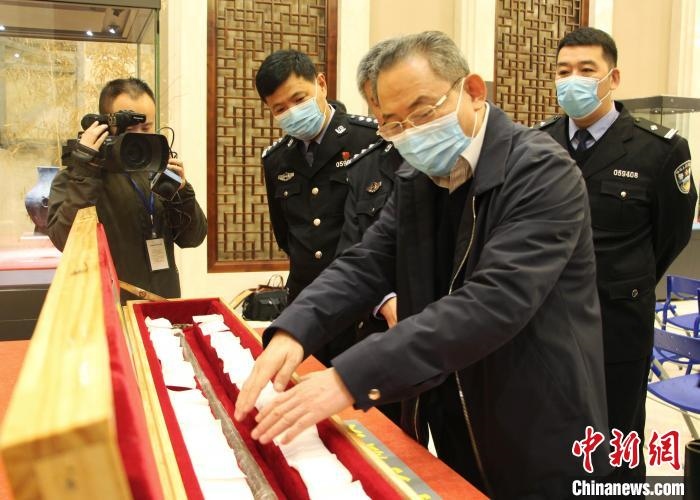 山東博物館館長鄭同修介紹涉案文物龍首錯銀木柲銅杖?！≮w曉 攝