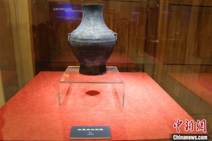 二級文物戰(zhàn)國時期漆蓋云紋銅壺?！≮w曉 攝