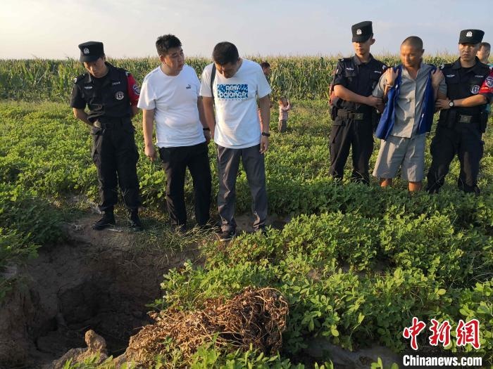 資料圖：犯罪嫌疑人辨認(rèn)作案現(xiàn)場?！〖蜗榭h公安局供圖