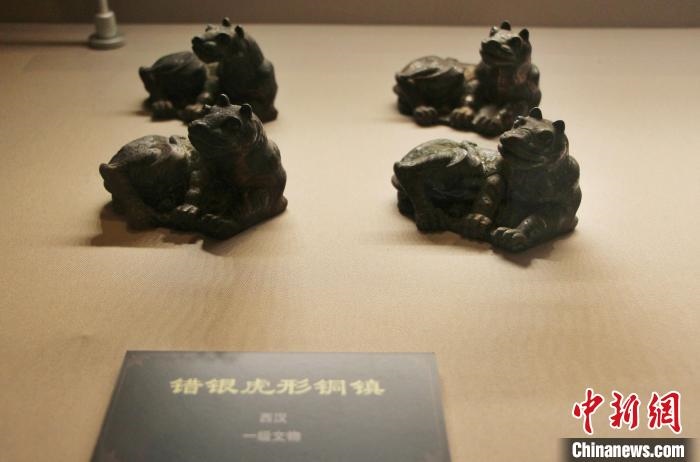 一級文物錯銀虎形銅鎮(zhèn)?！≮w曉 攝