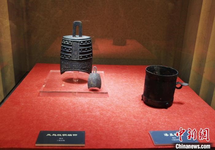 二級文物西漢鳳鳥紋銅編鐘、漆蓋銅卮?！≮w曉 攝