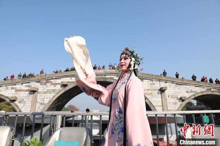 2019京杭對(duì)話(huà)的大運(yùn)河京杭雅集活動(dòng)中，浙江昆劇團(tuán)國(guó)家一級(jí)演員楊崑在中國(guó)大運(yùn)河(杭州段)上進(jìn)行表演。　徐軍 攝 攝