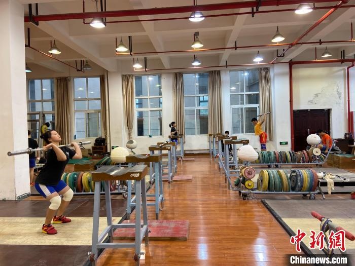 石智勇的師弟師妹們訓(xùn)練場景?！×植?攝