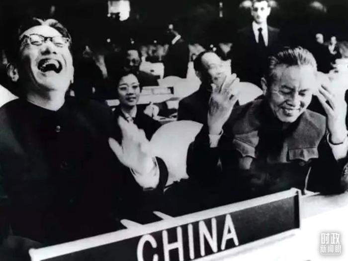 △1971年11月15日，以外交部副部長喬冠華(左一)為團長、黃華(右一)為副團長的中國代表團，首次出現(xiàn)在聯(lián)合國大會上。(資料圖)