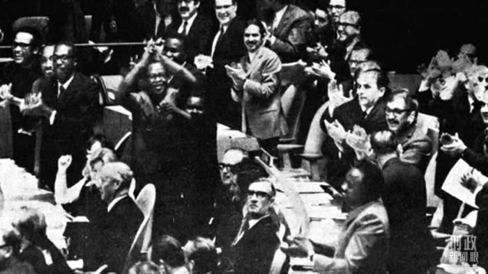 △第2758號決議通過后，現(xiàn)場爆發(fā)出熱烈歡呼聲。(資料圖)