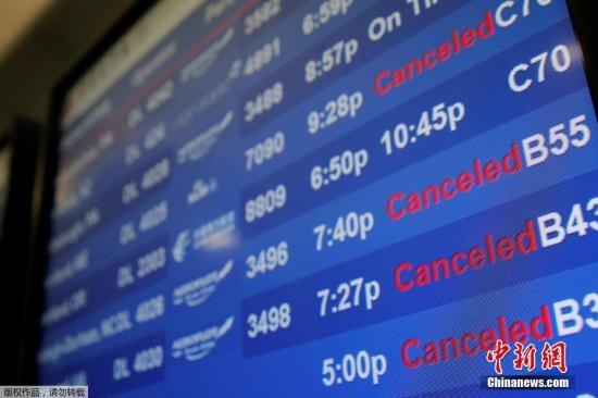 水管破裂造成第四航站樓的多家航班延誤或取消。圖為航站樓內(nèi)的電子公告牌顯示航班信息。