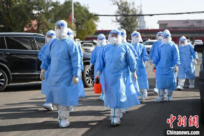 圖為醫(yī)務(wù)人員在封閉小區(qū)做防控工作?！⑽娜A 攝