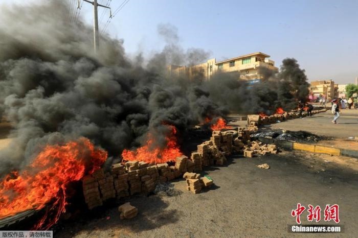 當?shù)貢r間10月25日，蘇丹局勢發(fā)生突變，過渡政府總理被“綁架”，政府部長被軍方抓捕，國家進入緊急狀態(tài)，大量民眾走上街頭對軍方行動進行抗議，已有7人在抗議活動中死亡，140人受傷。圖為抗議活動中燃燒的輪胎。