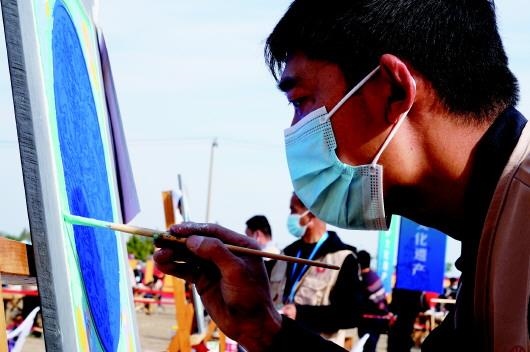 　　參加文物技能競賽彩畫項目的選手。