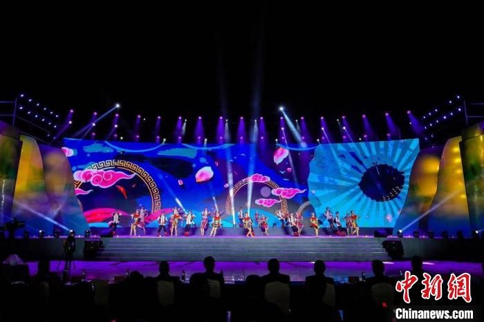 圖為中國(guó)·重慶秀山第二屆“金山銀山”文化旅游節(jié)開(kāi)幕現(xiàn)場(chǎng)?！⌒闵娇h文旅委供圖