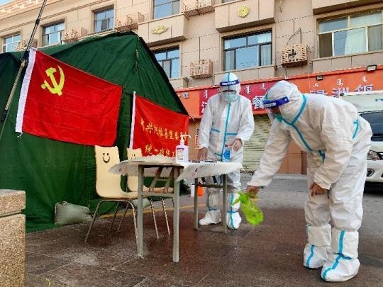 新華全媒+|黨旗高高飄揚(yáng)在額濟(jì)納——萬余名黨員挺起額濟(jì)納旗抗疫鋼鐵脊梁