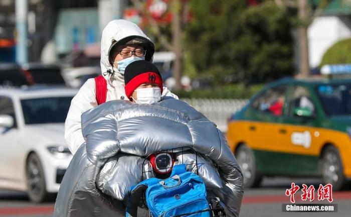 資料圖：市民在大風降溫天氣下出行。 <a target='_blank' href='http://www.chinanews.com/'>中新社</a>記者 賈天勇 攝