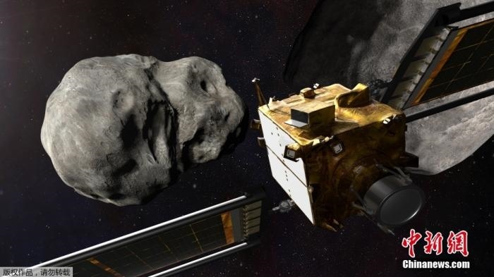 當(dāng)?shù)貢r間11月4日，法新社公布了兩張來自美國宇航局的太空效果圖，畫面顯示一艘宇宙飛船從小行星后面進行撞擊。據(jù)悉，美國宇航局計劃讓一艘以每小時24000公里的速度飛行的宇宙飛船撞上一顆小行星以進行“行星防御”測試，雖然地球尚且沒有面臨如此緊迫的危險。