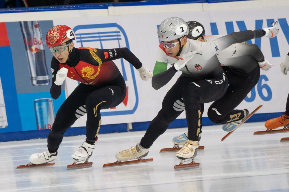 11月20日，中國選手武大靖(左)和匈牙利選手劉少林在比賽中。劉少林奪得冠軍，武大靖獲得第四名。新華社發(fā)(弗爾季·奧蒂洛 攝)
