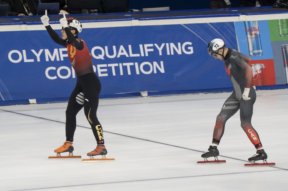 11月20日，任子威(左)在比賽后慶祝。新華社發(fā)(弗爾季·奧蒂洛 攝)