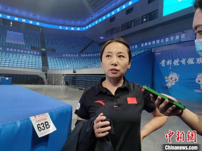 中國滑冰協(xié)會(huì)主席、前中國短道速滑隊(duì)主教練李琰表示，”冰雪惠民計(jì)劃“能推動(dòng)更多人上冰 郝凌宇 攝