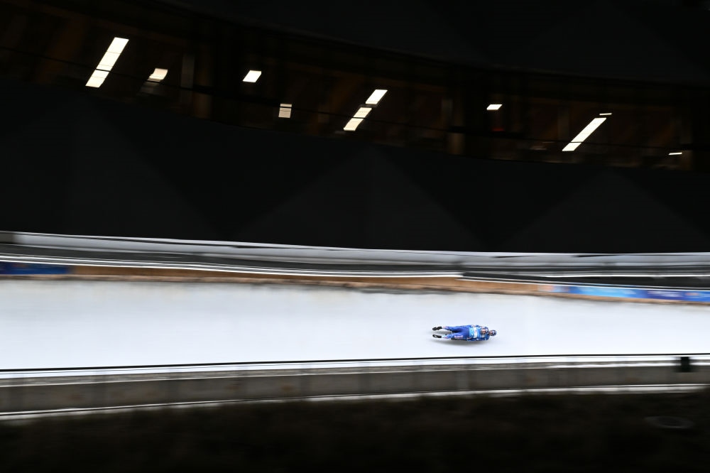 11月21日，美國選手馬茲德澤/泰爾迪曼在團(tuán)體接力比賽中。新華社記者陳益宸攝