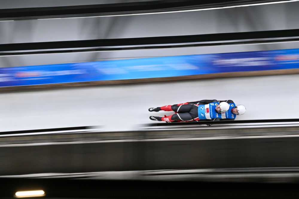 11月21日，“相約北京”國際雪橇聯(lián)合會(huì)雪橇世界杯，中國選手黃葉波/彭俊越在團(tuán)體接力比賽中。新華社記者陳益宸攝