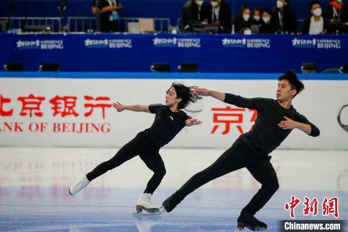 圖為隋文靜、韓聰在測(cè)試賽期間進(jìn)行官方訓(xùn)練 王洋 攝