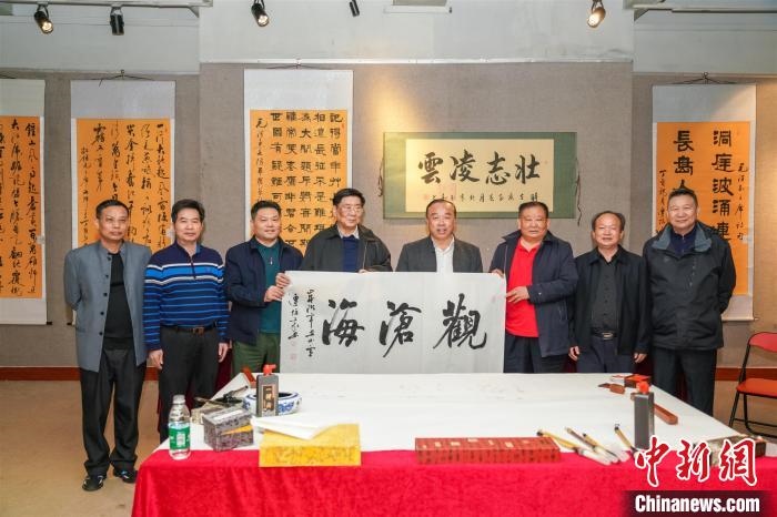 圖為百名將軍書畫展活動現(xiàn)場?！∷涡憬?攝 攝