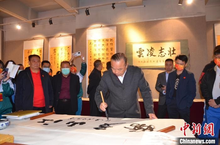 圖為“鐵軍老戰(zhàn)士”、著名書法家、解放軍報原副總編輯連俊義少將現(xiàn)場揮毫。　顏新陽 攝 攝