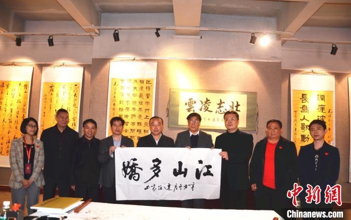 圖為百名將軍書畫展活動現(xiàn)場。　顏新陽 攝 攝