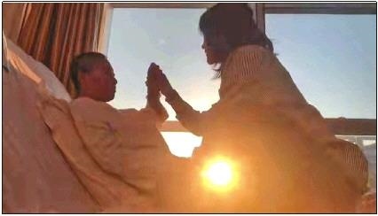 每天早上媽媽醒來(lái)后，母女倆都會(huì)迎著晨曦握手、擊掌?！∫曨l截圖