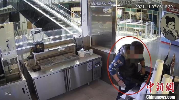 嫌疑人實(shí)施犯罪行為的監(jiān)控視頻?！↑S浦公安供圖