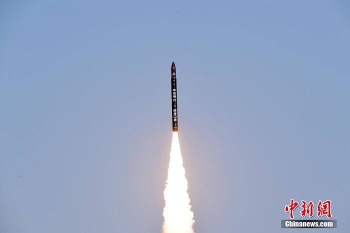 北京時間2021年12月7日12時12分，谷神星一號遙二運載火箭在中國酒泉衛(wèi)星發(fā)射中心成功發(fā)射升空，將搭載的天津大學一號、麗澤一號、寶醞號、金紫荊五號、金紫荊一號03星等5顆小衛(wèi)星順利送入預定軌道，發(fā)射任務獲得圓滿成功。汪江波 攝