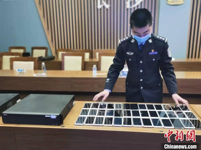 民警展示作案工具?！￠L沙市公安局供圖