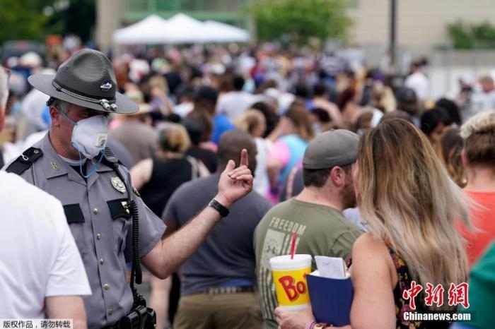 當地時間6月17日，美國肯塔基州國會大樓外，上千名在疫情期間失業(yè)的美國民眾在此排隊等候進入大樓。據悉肯塔基州在疫情期間開設了臨時失業(yè)辦公室。