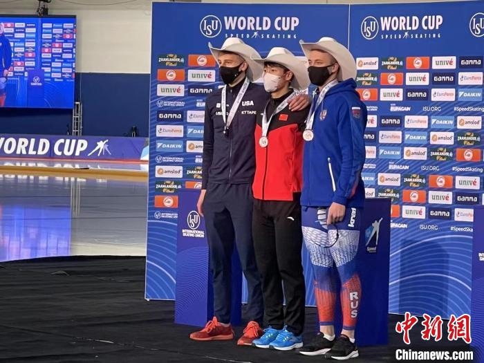 寧忠?guī)r在頒獎儀式上。　黑龍江省體育局提供