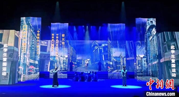 圖為“百年風(fēng)華”大型音樂(lè)史詩(shī)劇現(xiàn)場(chǎng)?！⒑ｌ` 攝